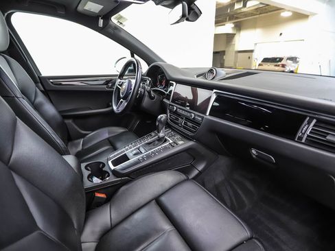 Used 2020 Porsche Macan image 28
