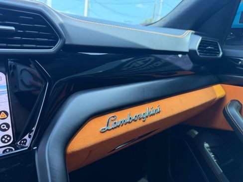 Used 2022 Lamborghini Urus AWD/4WD image 31