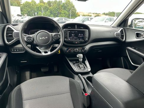 Used 2023 Kia Soul LX w/ LX Technology Package image 10