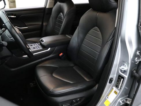 Used 2021 Toyota Highlander XLE AWD/4WD image 2