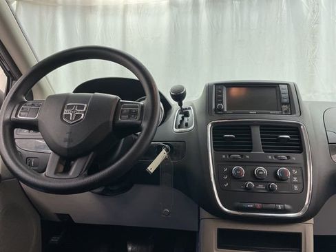 Used 2018 Dodge Grand Caravan SE w/ UConnect Hands-Free Group image 14
