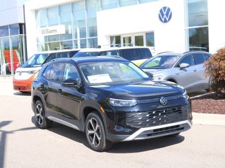 New 2025 Volkswagen Tiguan SE image 1