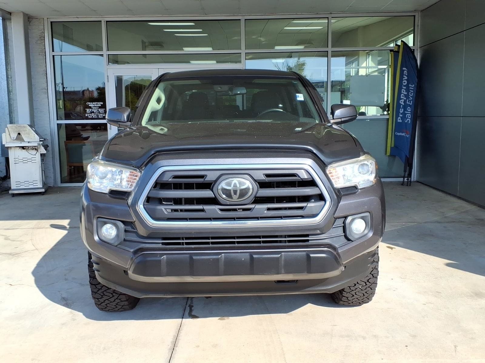 Used 2019 Toyota Tacoma SR5 RWD image 2