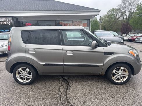 Used 2010 Kia Soul + FWD image 8
