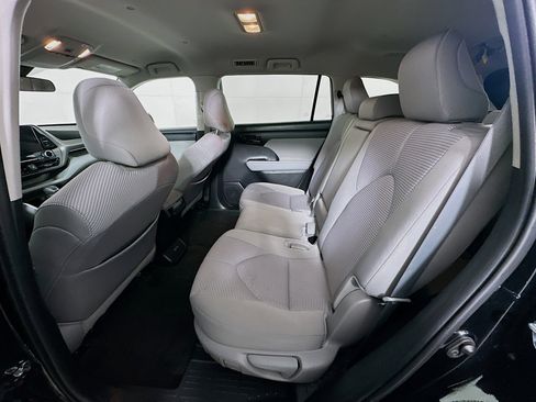 Used 2024 Toyota Highlander LE image 28