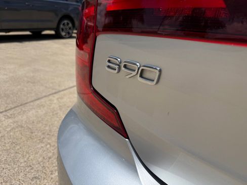 Used 2017 Volvo S90 T6 Momentum w/ Vision Package image 9
