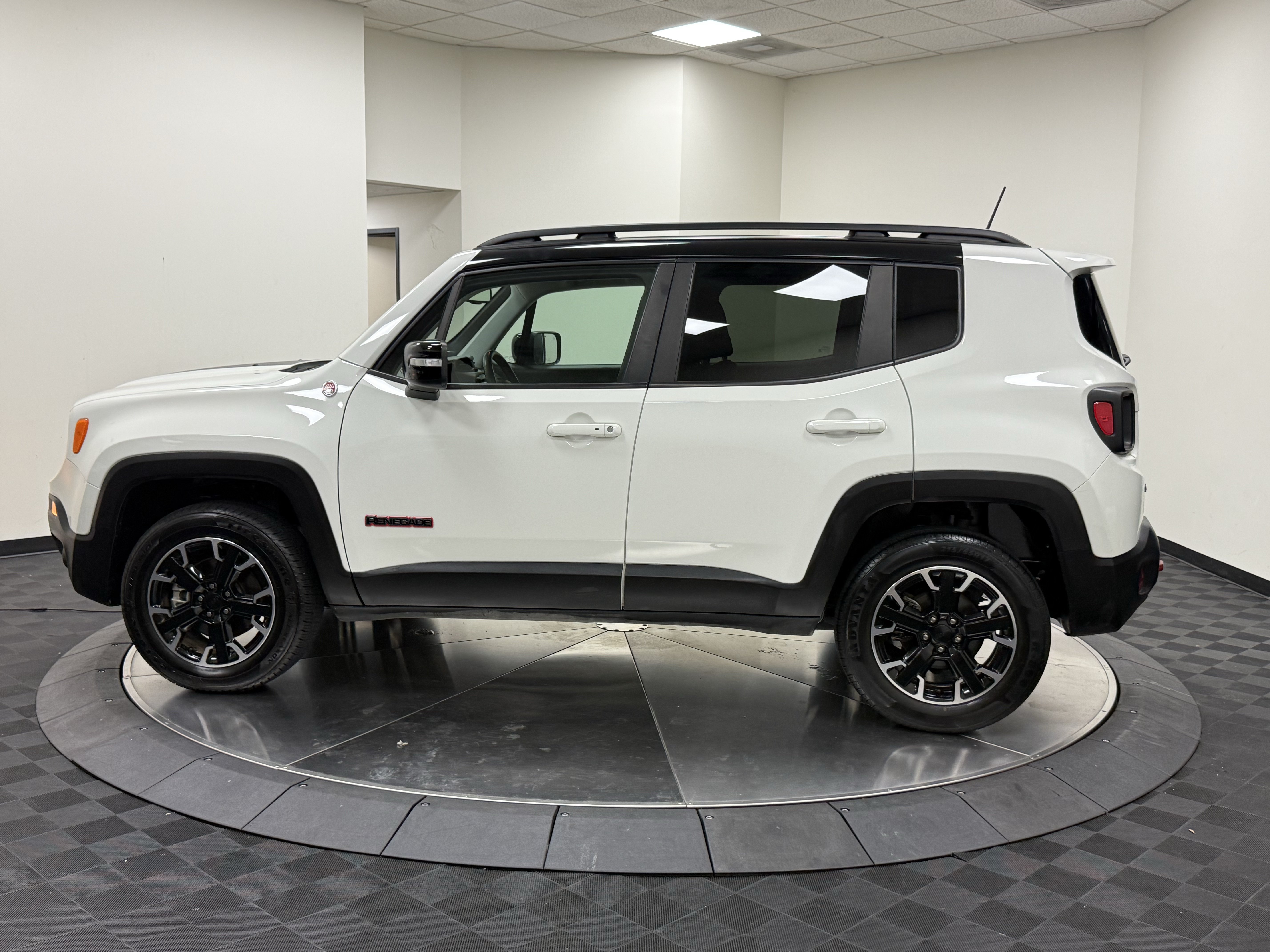 Used 2023 Jeep Renegade Trailhawk AWD/4WD image 4