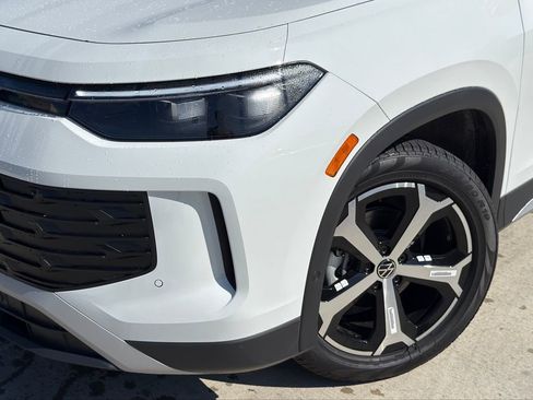 New 2026 Volkswagen Tiguan SE FWD image 3