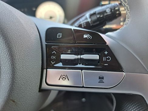 Used 2025 Hyundai Elantra SEL image 13