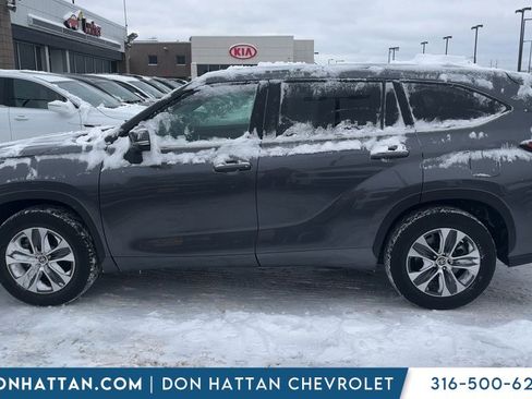 Used 2023 Toyota Highlander XLE image 7