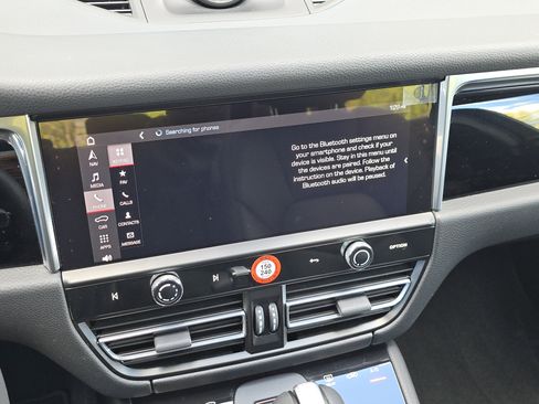 Certified 2025 Porsche Macan image 25