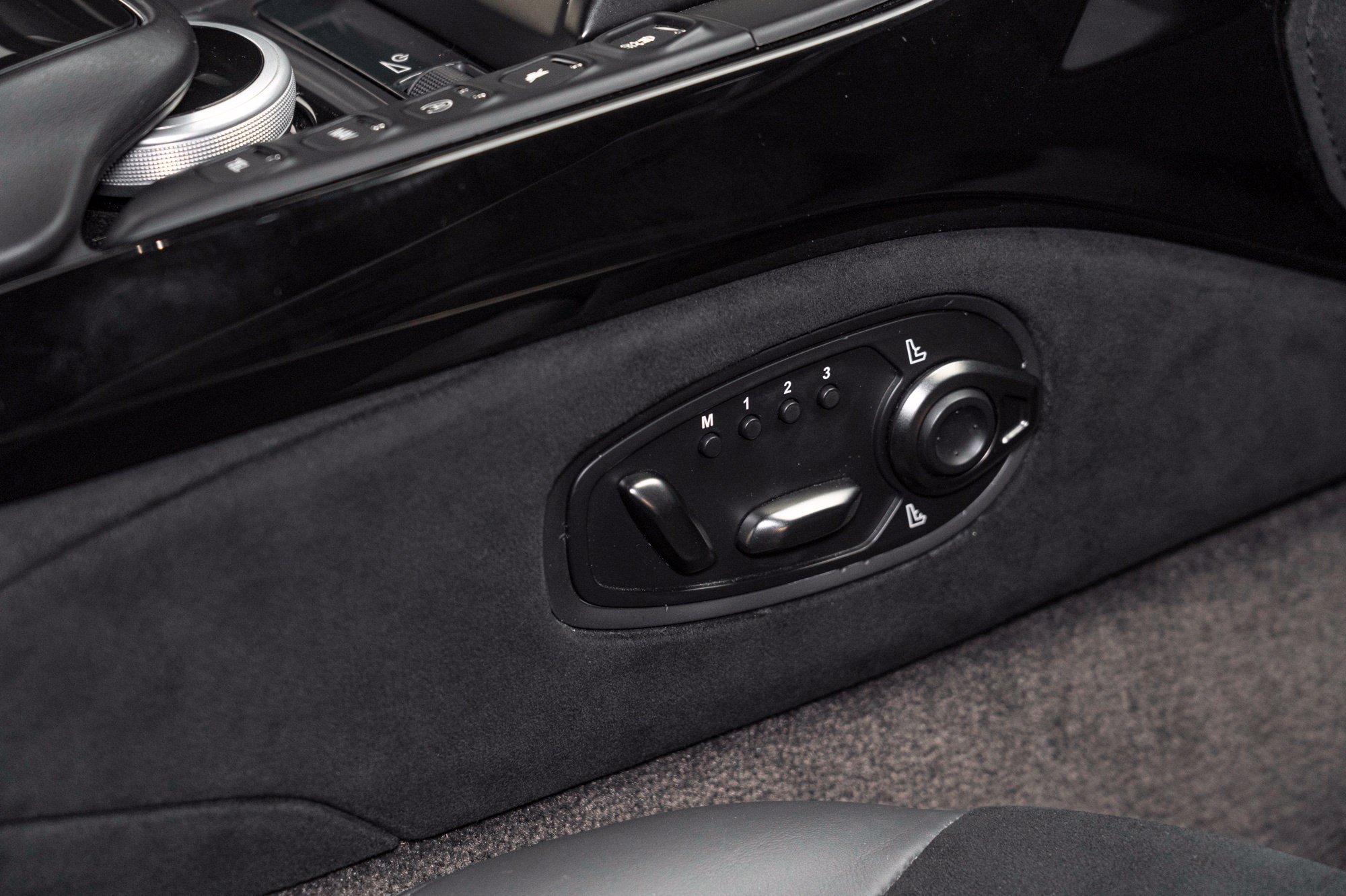 Used 2020 Aston Martin V8 Vantage AMR RWD image 51
