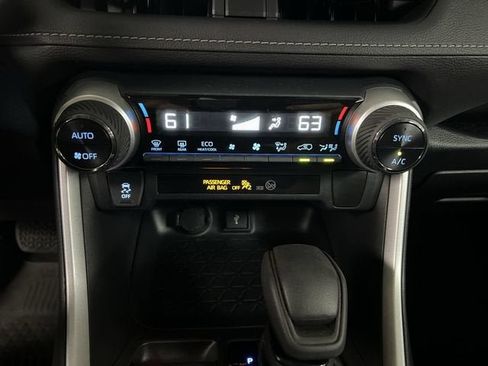 Used 2020 Toyota RAV4 LE AWD/4WD image 17
