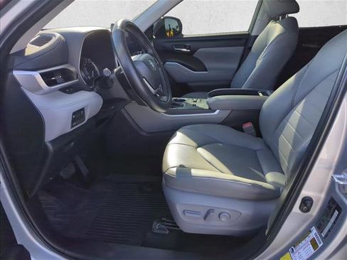 Used 2023 Toyota Highlander XLE image 9