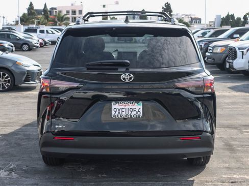 Used 2026 Toyota Sienna LE FWD image 8