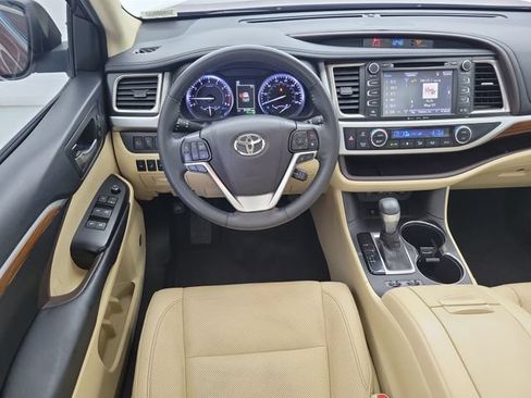 Used 2019 Toyota Highlander Limited Platinum FWD image 18