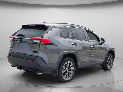 Used 2022 Toyota RAV4 XLE Premium AWD/4WD image 6