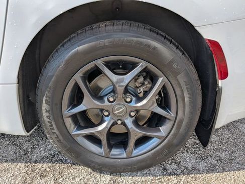 Used 2019 Chrysler Pacifica Touring-L w/ S Appearance Package FWD image 17