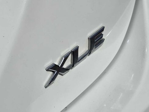 Used 2018 Toyota Camry XLE FWD image 10