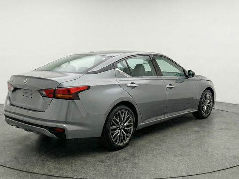 Used 2025 Nissan Altima 2.5 SV FWD image 9