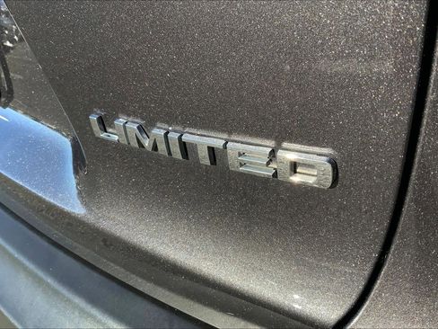 Used 2019 Jeep Cherokee Limited image 9