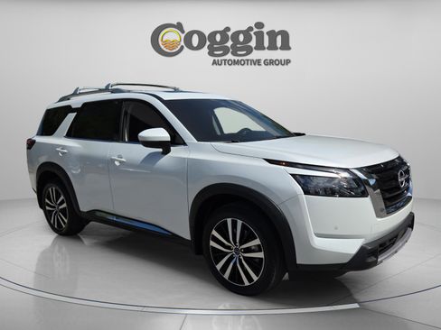Certified 2025 Nissan Pathfinder Platinum FWD image 7