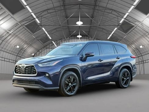 Used 2021 Toyota Highlander XLE image 3