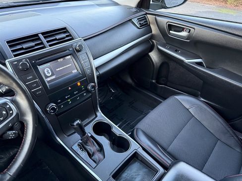 Used 2016 Toyota Camry SE w/ Moonroof Package image 25