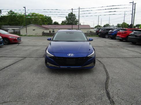 Used 2023 Hyundai Elantra SEL FWD image 2