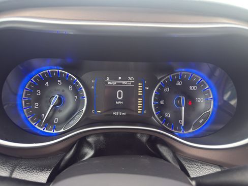 Used 2018 Chrysler Pacifica Touring-L FWD image 16