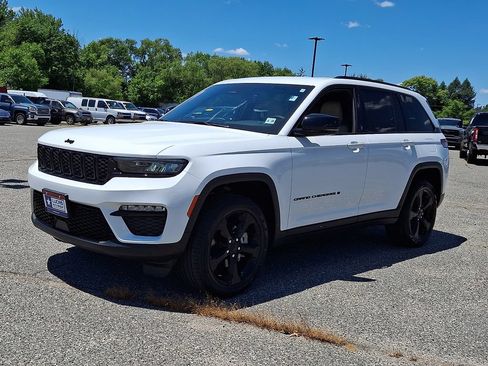 Used 2023 Jeep Grand Cherokee Limited w/ Black Appearance Package AWD/4WD image 6