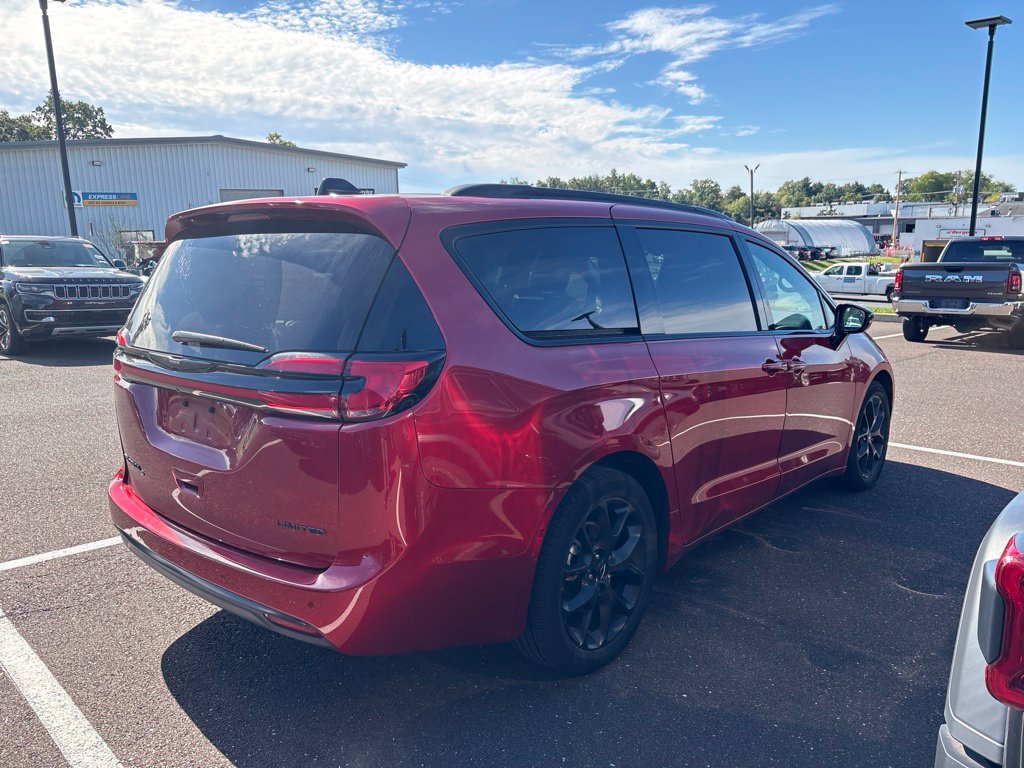 Used 2025 Chrysler Pacifica Limited FWD image 2