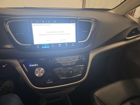 Used 2024 Chrysler Pacifica Touring-L image 18