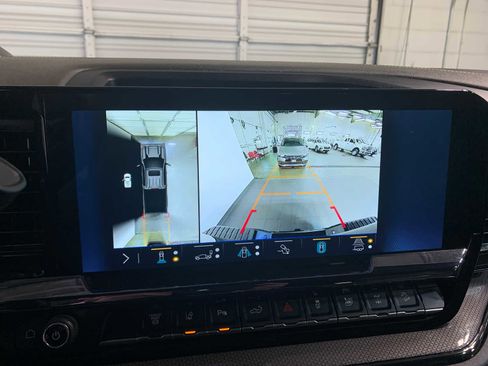 Used 2024 Chevrolet Silverado 2500 ZR2 w/ Technology Package image 5