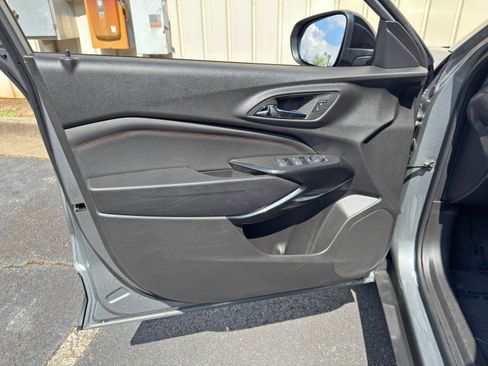 Used 2025 Chevrolet Trax RS FWD image 35