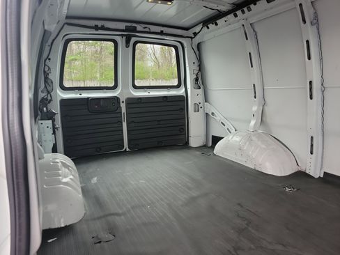 Used 2022 GMC Savana 2500 Extended w/ Driver Convenience Package image 8