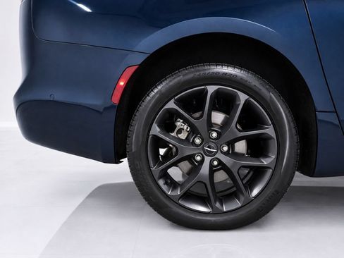 Used 2023 Chrysler Pacifica Limited w/ Uconnect Theater Family Group AWD/4WD image 8