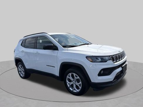 Used 2024 Jeep Compass Latitude AWD/4WD image 12