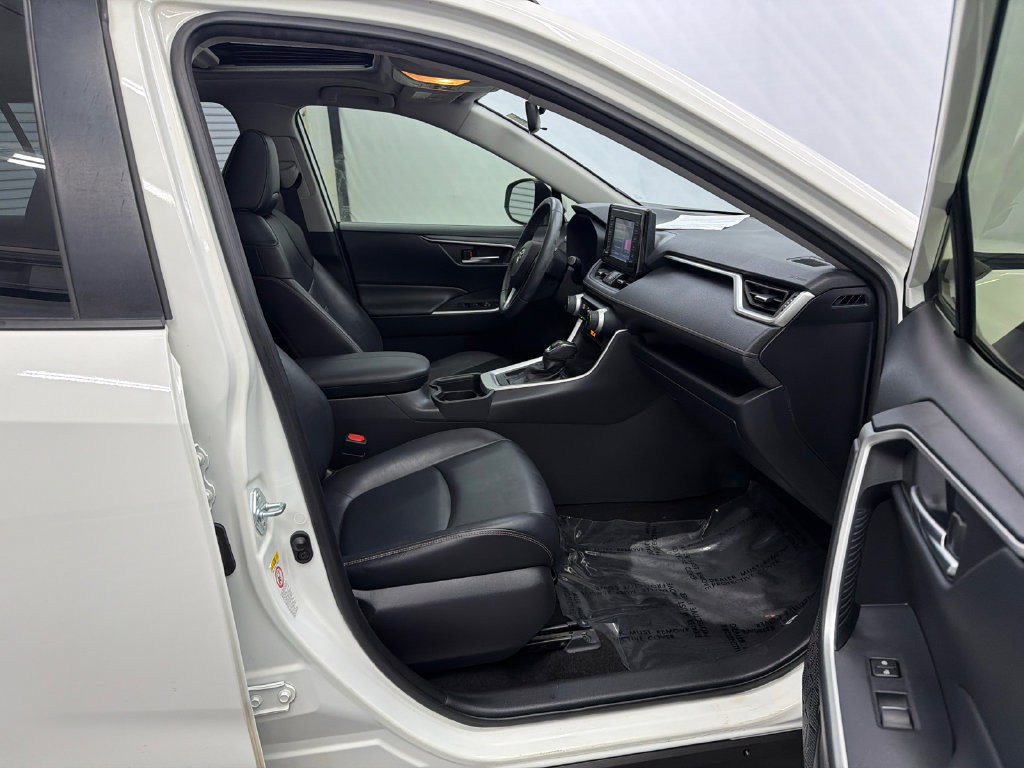 Used 2019 Toyota RAV4 XLE Premium FWD image 14