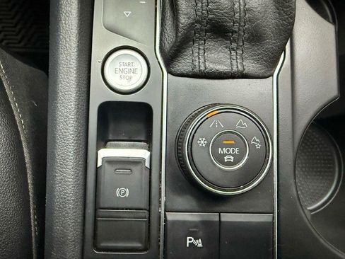 Used 2020 Volkswagen Atlas Cross Sport SE image 21