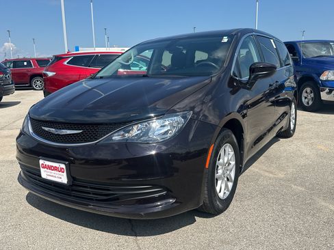 Used 2017 Chrysler Pacifica Touring FWD image 2
