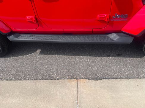 Used 2025 Jeep Wrangler Sahara image 4