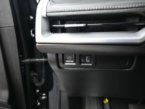 Used 2024 Cadillac XT4 Premium Luxury image 35