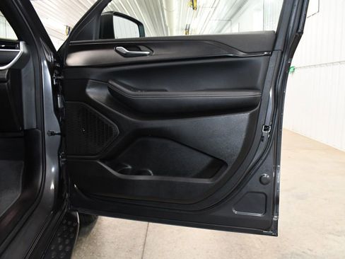 Used 2024 Jeep Grand Cherokee Laredo X image 20