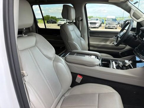 Used 2022 Jeep Wagoneer Series II w/ Premium Group I AWD/4WD image 5