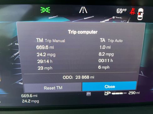 Used 2023 Volvo XC40 B5 Ultimate w/ Climate Package image 21