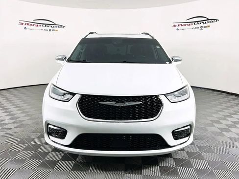 Used 2022 Chrysler Pacifica Limited image 3