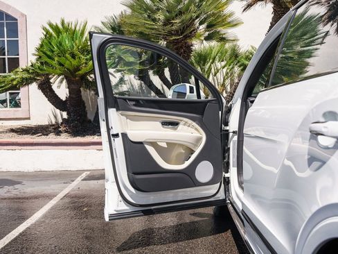 Used 2025 Bentley Bentayga Extended Wheelbase image 28