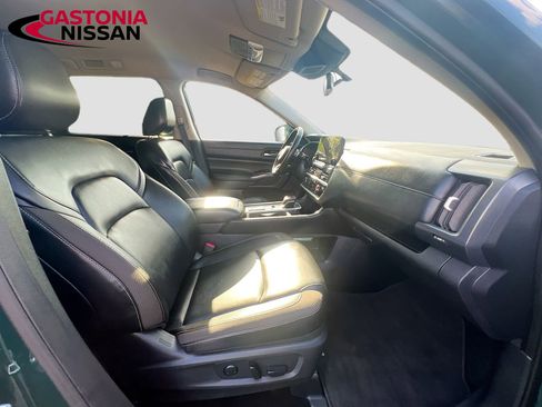 Used 2025 Nissan Pathfinder SL FWD image 39
