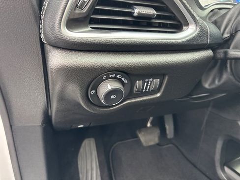 Used 2025 Chrysler Pacifica Limited image 15